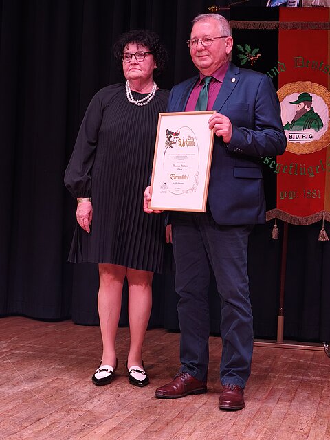 Thüringens Ehrenvorsitzender Thomas Stötzer und langjähriger Ausstellungsleiter der Bundesschauen in Erfurt wird in diesem festlcihen Rahmen zum Ehrenmitglied des BDRG ernannt IMG_20260509_212900